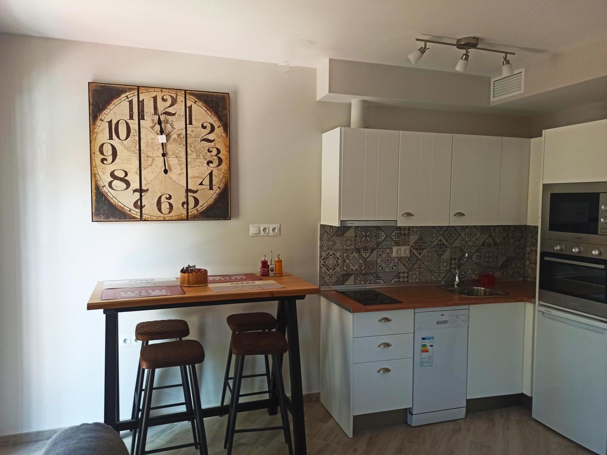 Barcelo 21: Centrally Located Attic with Terrace and Studio Retreat Malaga Room photo